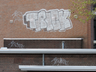 833454 Afbeelding van graffiti met de tekst 'TRICK' op de zijgevel van het pand Ondiep 11-57 te Utrecht.
